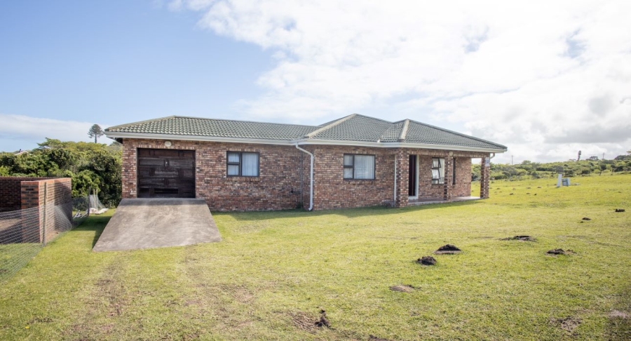 4 Bedroom Property for Sale in Cove Rock Eastern Cape